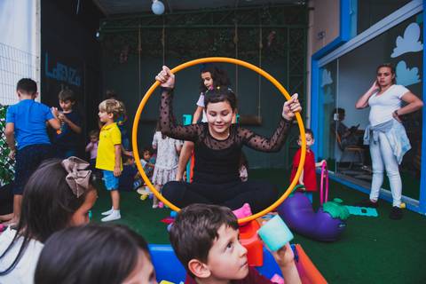 fotografar festas infantis e conhece bem o local da festa, ele tem uma certa vantagem'