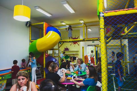 Plano geral em momento de muita alegria e gritaria'