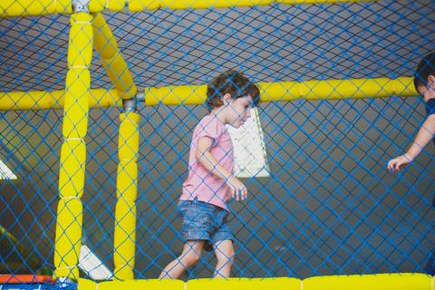 Aniversariante nas alturas caminha para brincar'