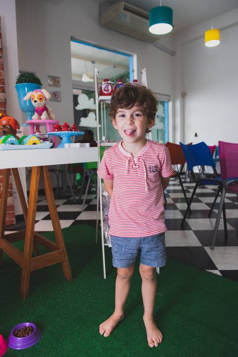 Encabulado o aniversariante mostra a língua'