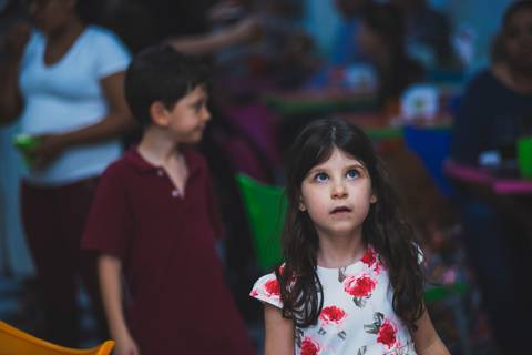 Menina olha acima para o aniversariante '