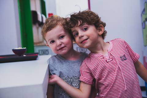 Dois grandes amigos com sorrisos cativante'