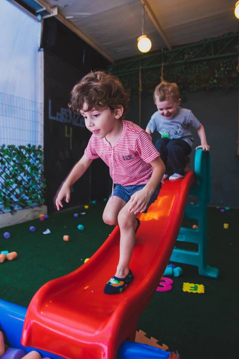 Brincando de sigam o mestre'