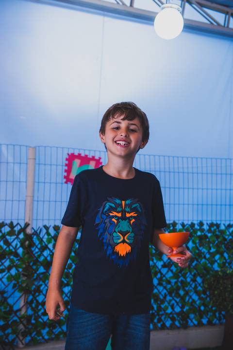 Dentes sorridentes deste bonito rapaz'