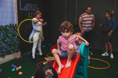 Escorregador faz sucesso nesta festa'