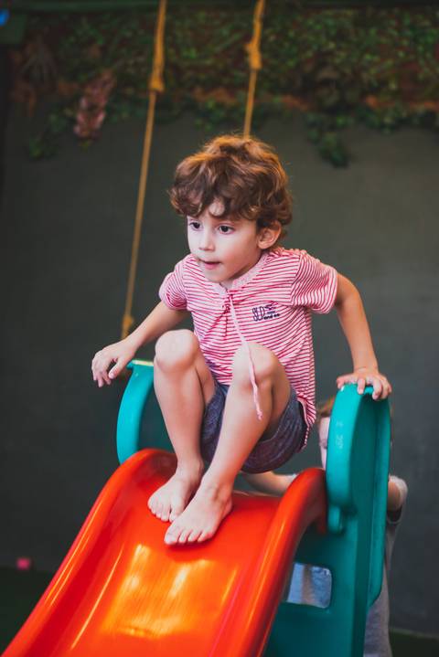 uma criança com muita energia em sua festa de aniversario,'