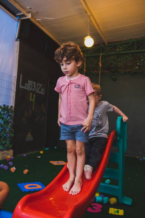 O equilibrista segue em frente concentrado'