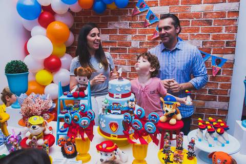Lorenzo assoprando as velas do seu aniversário de 4 aninhos'