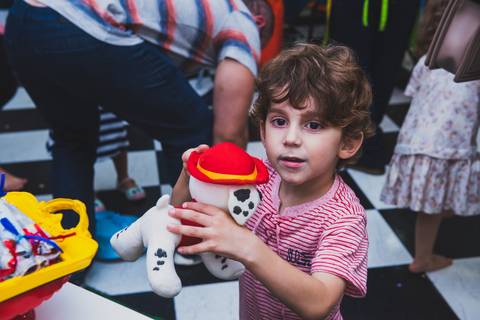 sorriso cativante no rosto de Lorenzo parecia ser seu cartão de visita'