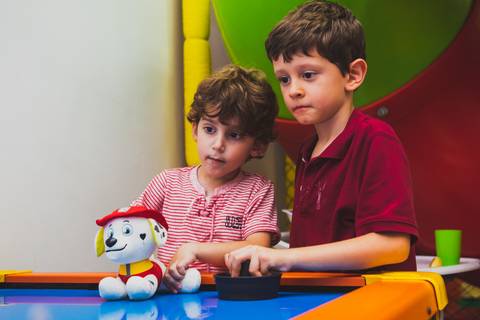 Brincando com o cão de pelucia do Patrulha Canina'