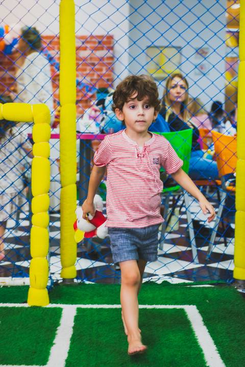 O aniversariante sempre muito agitado e motivado com sua festa de aniversário de 4 anos'