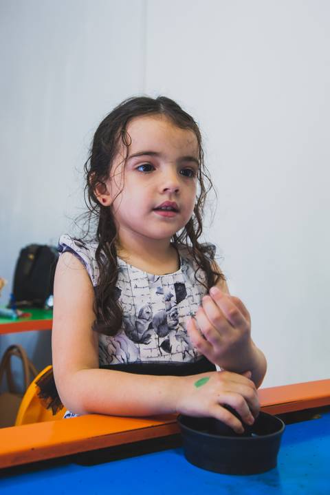 Linda menina brincando com massinhas'