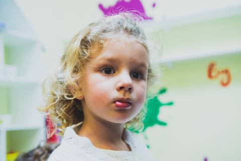 Borrando a cara menina brinca até cansar'