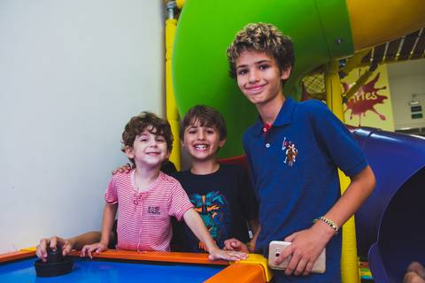 Amigos jogam pebolim e outros jogos que fazem sucesso'