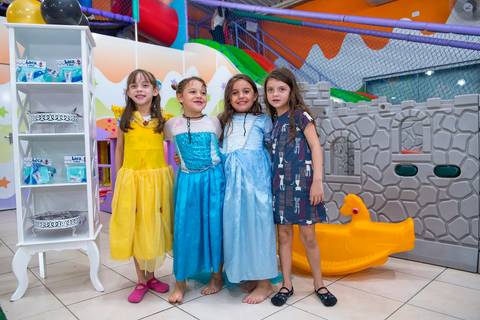 Princesas invadem a festa para encantar'