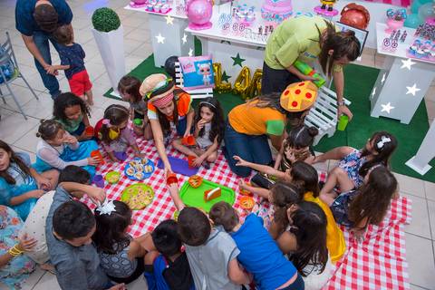 Turma se reune para pic nic , hora do lanche'