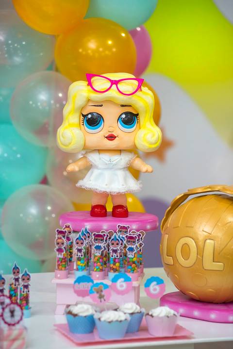 Boneca L.O.L Surprise na decoração da festa'