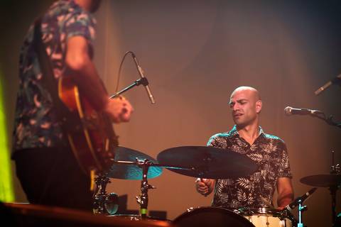 músicas apresentadas através de uma estética musical moderna, '