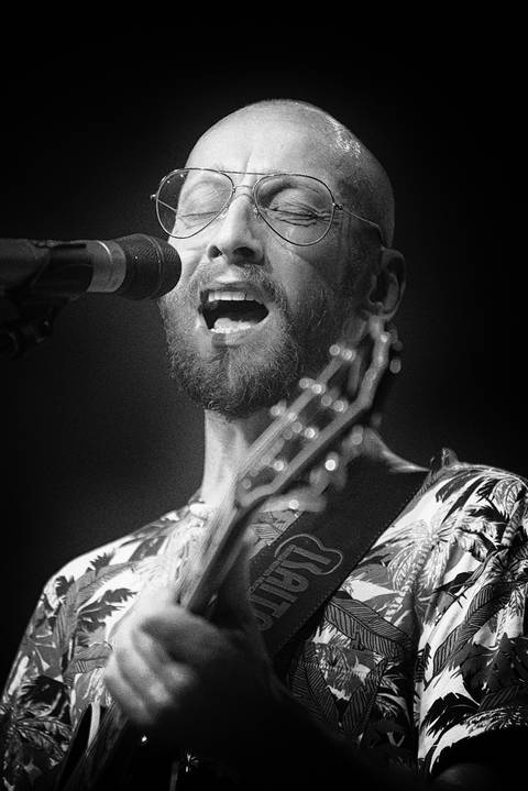 Voz e guitarra: João Oliveira  no palco do SESI'