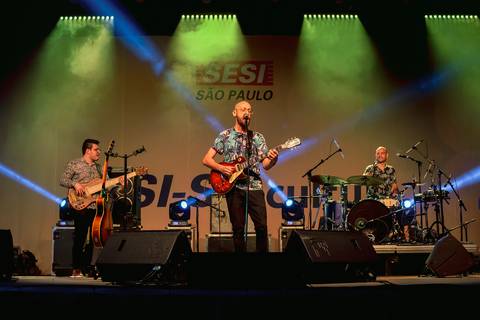 a espontaneidade e a força rítmica da música popular brasileira pela voz de João Oliveira e grupo'