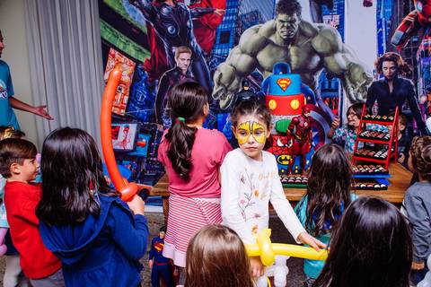 Turma se preparando para cantar o parabéns'