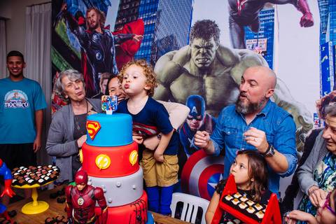 Pedro assopra velinha de 5 anos com super parabéns !!'