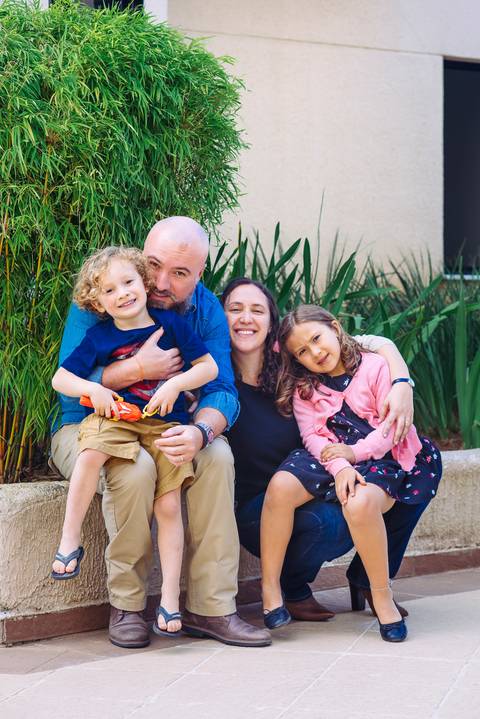 Famailia abraça Pedro que faz 5 anos'