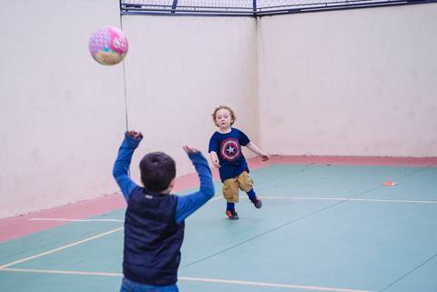 rapaz, bonito e cheio de energia'