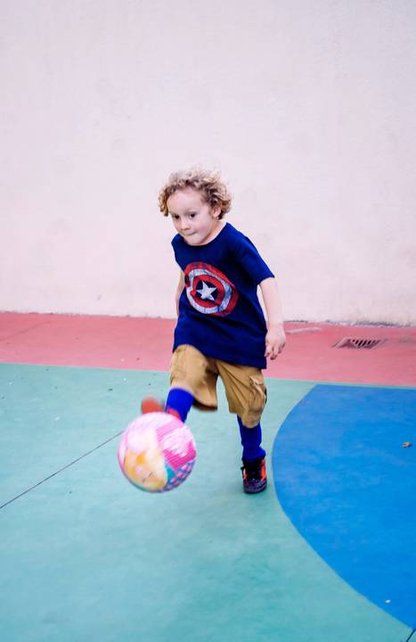 Play soccer by Capitain America'