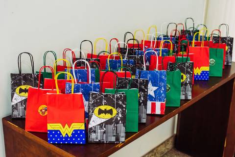 Sacolas de lembrança do aniversário com tema de super - herói'