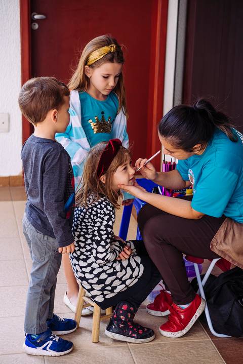 Animador de festa infantil pinturas facial cabelos'