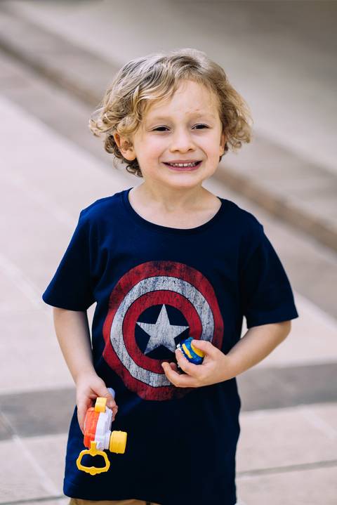 Aniversariante com a camisa do Capitão América'
