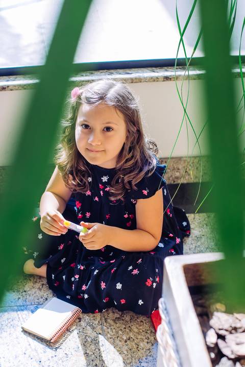 PLONGÉE (palavra francesa que significa “mergulho”) – quando a câmera está acima do nível dos olhos, voltada para baixo. Também chamada de “câmera alta”.'