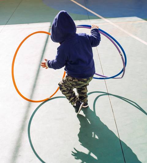 Criança brinca com bambole enquanto é fotografada por mim.'