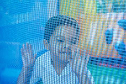 Olha eu aqui dentro deste pula pula sendo fotografado'