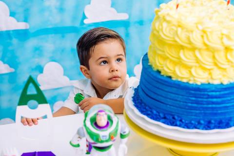 Delicioso bolo de aniversário'
