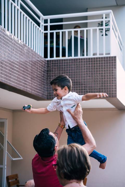 Voando nos braços do vovô'