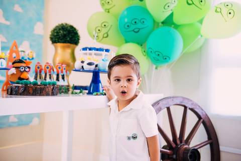 Minha festinha tem bexigas e balões verdes '