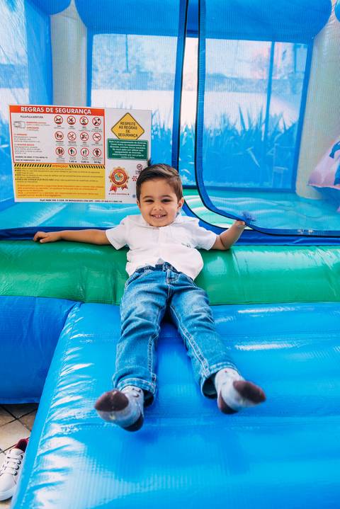 Brinquedos inflaveis para alugar são atração das crianças'