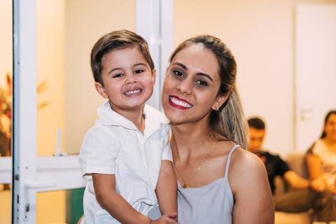 Mamãe adora me pegar no colo'