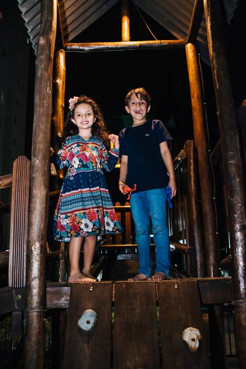 escalando com os amigos na brincadeira da festa do Paulo'