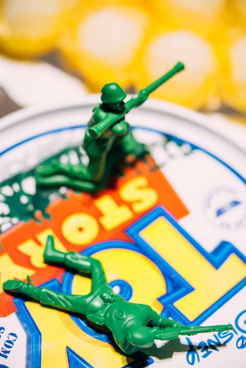 Soldadinhos enfeitam mesa de decorção da festa de 3 anos'