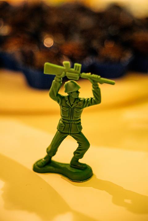 Soldadinhos de brinquedo decoram a festa'