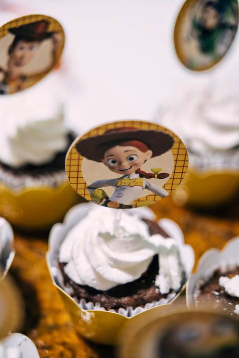 Jessie personagem do Toy Story ajuda a decorar a festa de aniversário do Paulo Vitor'