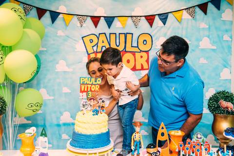 Foto da velinha , o aniversariante caprichou no sopro.'