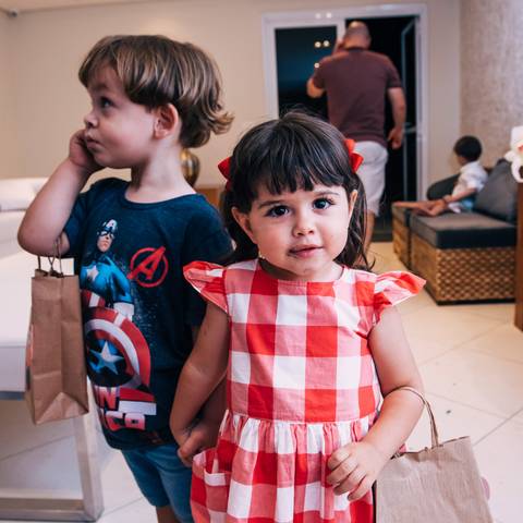 Menina bonita veste vetido xadrez'