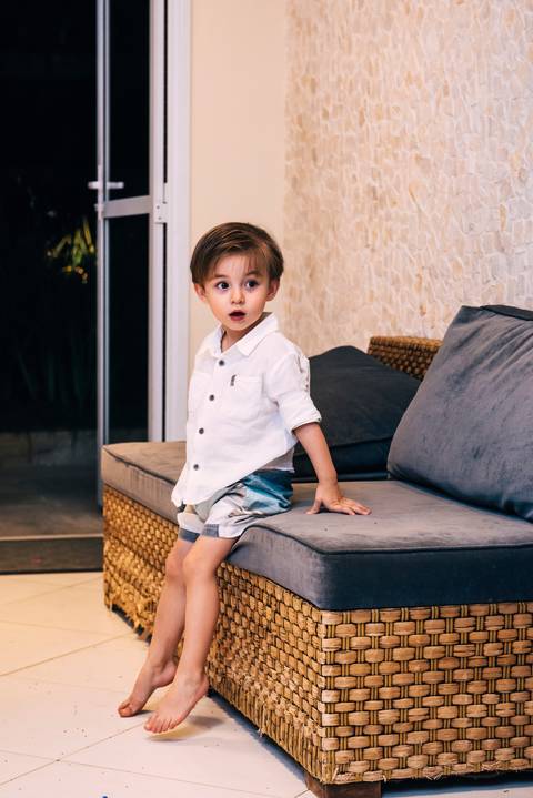 sentado no sofá da sala'