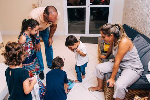 Abrir os presentes que ganhou de aniversário é muito bom'
