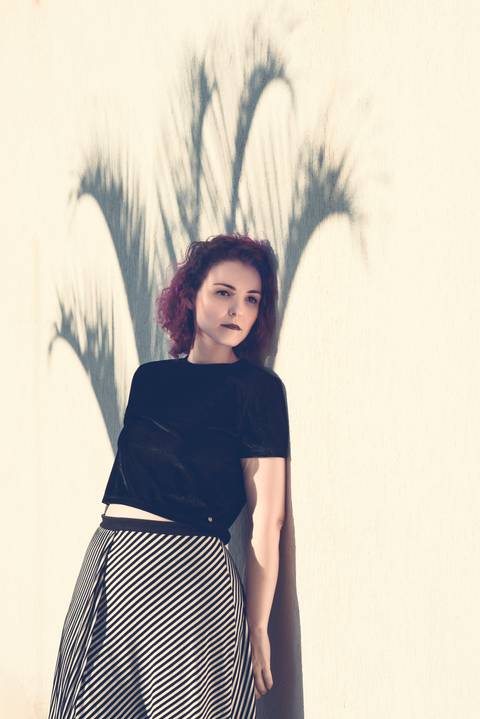 Foto da modelo com sombra na composição'