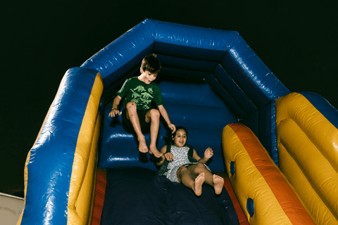 As crianças se diverem no Tobogã Inflável (Escorregador)'